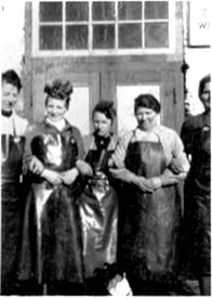 1944 Arbeiterinnen der  VITAMO - Feinkost- und Konservenfabrik in der Stadt Wilster
