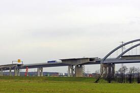  Dezember 2011 Beginn der Abbrucharbeiten an der alten Brücke im Zuge der BAB A23 über die Stör bei Heiligenstedten