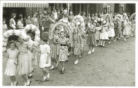 1956 marschierende Kinder-Gilde in der Straße Op de Göten in Wilster