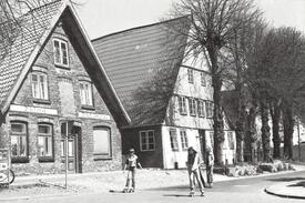 1977 Bäckerei und Altes Fährhaus an der Deichreihe in Wewelsfleth in der Wilstermarsch