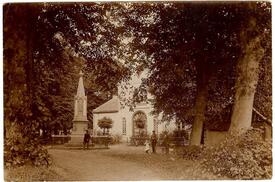 1910 Allee mit Friedhofs-Kapelle und Denkmal 1870/71 in Wilster b