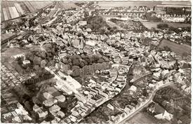 1958 Luftbild der Stadt Wilster aus westlicher Richtung.