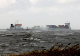 28.Oktober 2013 im Orkan CHRISTIAN - Feederschiff BIANCA RAMBOW und Baggerschiff BARENT ZANEN begegnen sich auf der Elbe bei Brokdorf