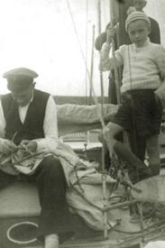 1938 Heinrich von Holdt aus Wilster bei der eigenhändigen Reparatur eines Segels