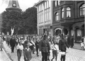 1931 Festumzug der Kindergilde zieht durch die Marktstraße (Op de Göten) der Stadt Wilster