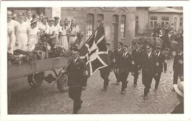 1933 Mitglieder des Kyffhäuserbund der Deutschen Landeskriegerverbände marschieren in der Stadt Wilster