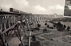 1960 Nord- Ostsee Kanal - die Hochbrücke Hochdonn im Zuge der Marschbahn wird von einem Personenzug befahren