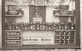 1925 Reklame im Schaufenster Friseur-Salon Pien am Neumarkt in der Stadt Wilster