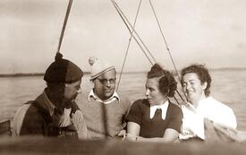 1950 Auf der TORDALK auf der Elbe beim Pagensand, Eignerehepaar Hans und Charlotte Suck sowie die Mitsegler Edith und Peter Hartwig