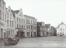 1950 Marktplatz in Wilster - westliche Häuserzeile
