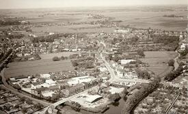 1965 Luftbild aus südöstlicher Richtung auf die Stadt Wilster