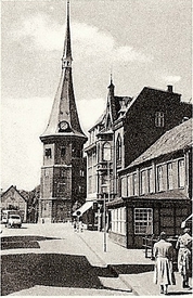 1955 Kirche St. Bartholomäus und Straße Op de Göten in der Stadt Wilster