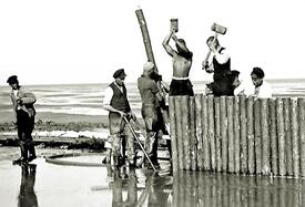 ca. 1960 Wasserbauwerker beim Schlagen einer Pfahlwand an der Elbe