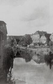 1942 Blick von der Schottbrücke die Wilsterau aufwärts; rechts das Helgenland