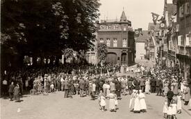 1936 Angetretene Bürger-Schützen-Gilde auf dem Marktplatz der Stadt Wilster