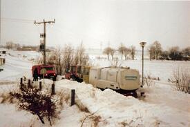 Schneewinter 1978/79 Der Milchtransporter der Meierei Kleve mußte bei seiner Fahrt durch den hohen Schnee unterstützt werden