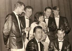 ca. 1963 Die Musik-Band The Sunny Boys mit einer Sängerin; oben von links nach rechts: Manfred NN, Gary NN, Sängerin NN, hermann Diedrichsen, NN, sowie unten: Hoscha Horst Diedrichsen und Peter Gülck