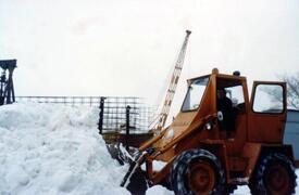 Dezember 1978 - Schneekatastrophe in der Wilstermarsch - Radlader beim Räumen der Schneemassen in den Straßen der Stadt Wilster