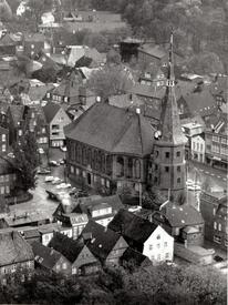 1964 Luftbild von Marktplatz und Kirche der Stadt Wilster