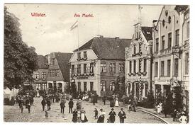 1901 Tierschau in Wilster, festlich gekleidete Menschen flanieren auf der Westseite des Marktplatzes