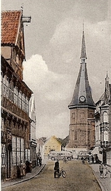 1960 Op de Göten mit dem Alten Rathaus;
am Markt die Kirche St. Bartholomäus zu Wilster