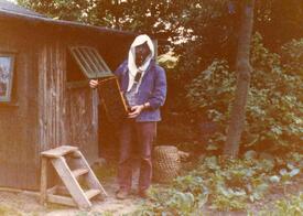 1982 Imker Hanspeter Weyh in Moorhusen vor dem Bienenschauer bei der Arbeit an einem Rahmen mit Bienenwaben