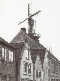 1882 Spinnkopfmühle auf einem Hausdach in der Neustadt in Wilster