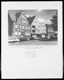 1974 Am Markt in der Stadt Wilster, Häuser an der Ostseite