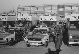 1981 Polizei vor dem Schulzentrum Wilster - Einsatz bei Demonstration gegen AKW Brokdorf