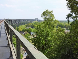 2020 Eisenbahn Hochbrücke Hochdonn über den Nord- Ostsee Kanal
von Burg aus gesehen
