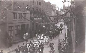 1922 Festumzug der Liedertafel zieht durch die Straße Kohlmarkt in Wilster