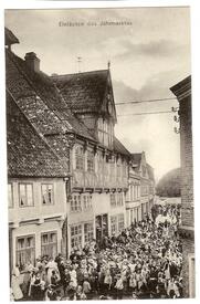 1909 Einläuten des Jahrmarktes vor dem Alten Rathaus in Wilster