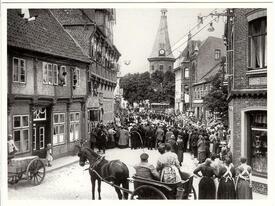 1920 Fahnenschwenken der Bürger-Schützen-Gilde vor dem Alten Rathaus der Stadt Wilster