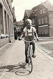 1943 Kinderspiel - Radfahren auf dem Bürgersteig der Neustadt in Wilster
