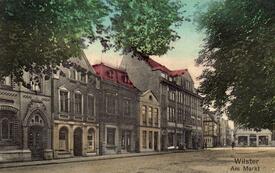 1915  Markt südliche Häuserzeile und Blick zur Deichstraße in Wilster