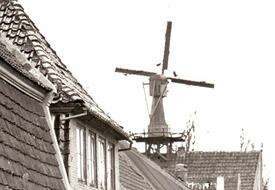 1866Spinnkopd-Mühle auf dem First eines Hauses in der Neustadt in Wilster