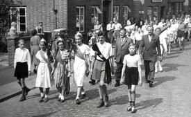 1959 Die Jahrgangsgruppen der Kindergilde wurden angeführt von ihren Majestäten (den Siegern der Wettspiele), so wie hier vor dem Pastorat am Markt in Wilster