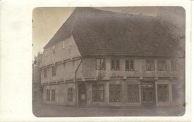 1909 Das Alte Balkenhaus an der Ecke Schmiedestraße und Op de Göten in der Stadt Wilster