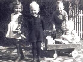 1944 die auf dem Anwesen der Neufelder Mühle geborenen und aufgewachsenen Kinder (1938 Klaus Brandt, 1940 Gerda  Brandt, 1941 Peter Holm, 1943 Horst Holm)