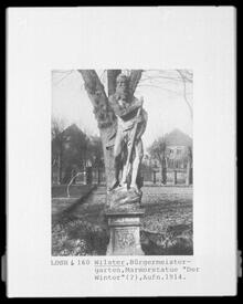 1914 Foto --- im Jahr 1787 aufgestellte Marmorfigur im Bürgermeister Garten am Palais Doos in Wilster