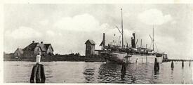 1912 Frachter auf dem Kaiser-Wilhelm-Kanal (NOK) durchfährt die geöffnete Eisenbahn-Drehbrücke bei Taterpfahl