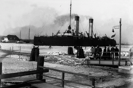 der russische Eisbrecher JERMAK am 16. März 1929 beim Brechen des Eises auf dem Kaiser-Wilhelm-Kanal bei der Burger Fähre