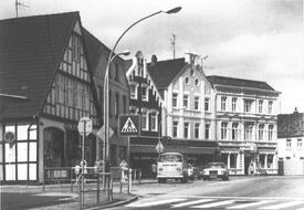 1974 Häuser an der Westseite am Marktplatz in Wilster