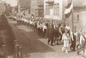 1925 Umzug der Kinder Gilde durch die Rathausstraße in Wilster