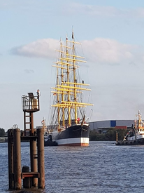 07.09.2020 Viermastbark PEKING erreicht im Hafen Hamburg ihren Liegeplatz direkt gegenüber der Elbphilharmonie am Kleinen Grasbrook und wird zuvor gewendet.