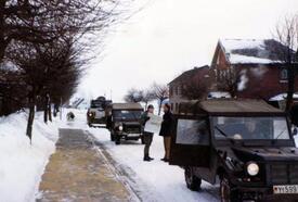 Dezember 1978 - Schneekatastrophe in der Wilstermarsch - Hilfskonvoi der Bundeswehr auf der Straße Am Steindamm in der Stadt Wilster