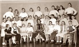 1957 Tanzkurs der Tanzschule Zeppelin für Kinder und Schüler auf dem Saal des Gasthofes Zur Linde in Wilster