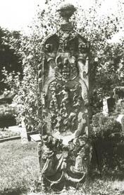 Grabstele Pipern aus den 17. Jhdt. auf dem Friedhof in Wilster
