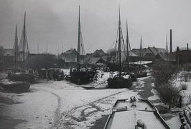 1900 Bootswerft auf dem Helgenland zwischen den beiden Armen der Wilsterau in Wilster
