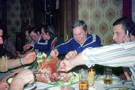 1976 Trimm-Gruppe des MTV Wilster im Lokal Neue Börse - Erwin Lucht, Klaus Peter Kragge, Arthur Karstens und Richard Sühl greifen kräftig zu, während karl-Heinz Oesterle sich noch an seiner Zigarette festhält (rechts)